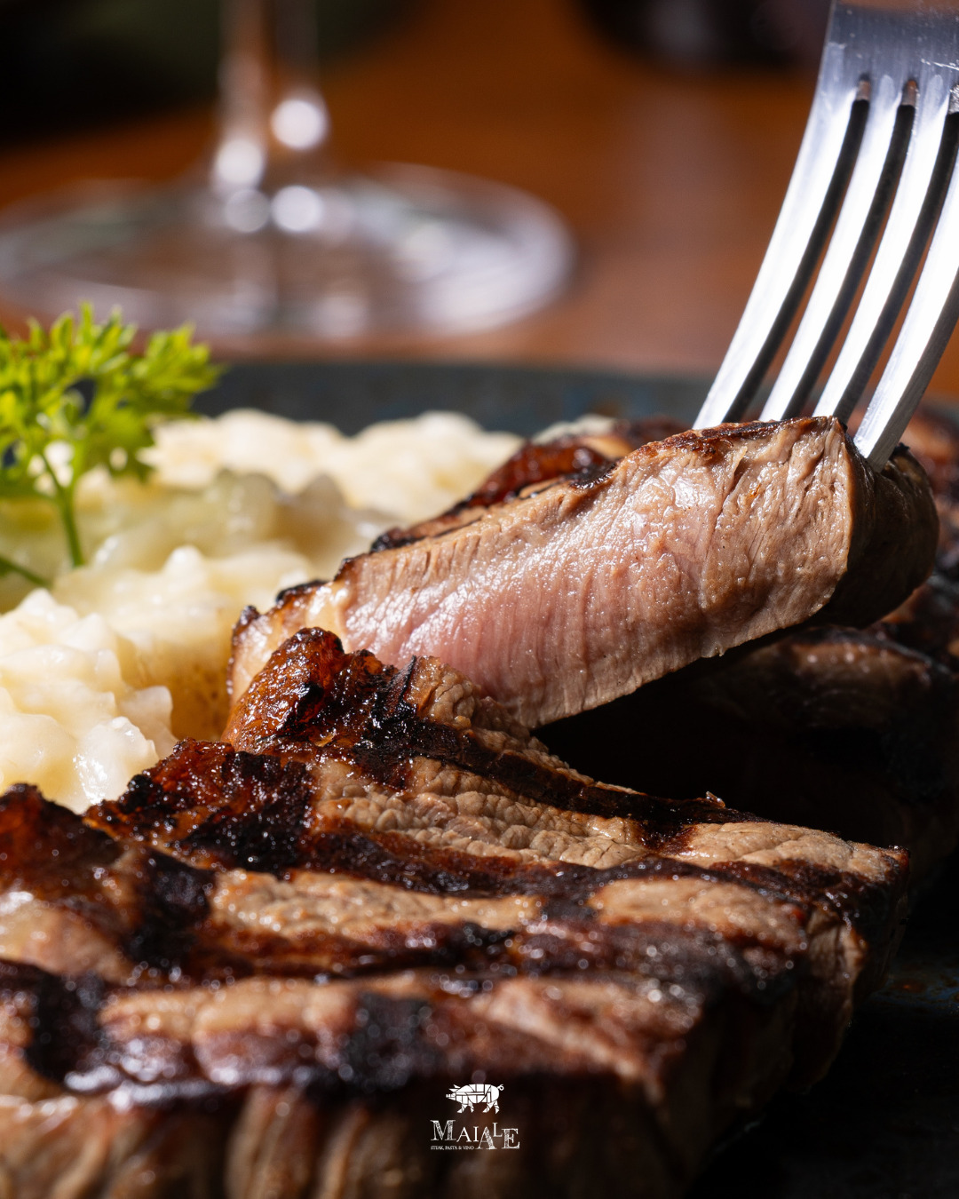 Picanha Estância 92 grelhada, cortada e servida com garfo.